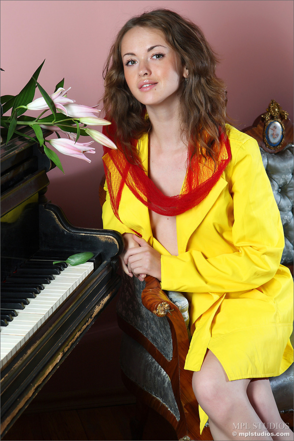 Helena In Yellow And Red 00