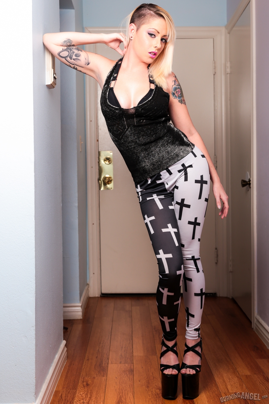 Hot Tattooed Blondie Gets Nude 00