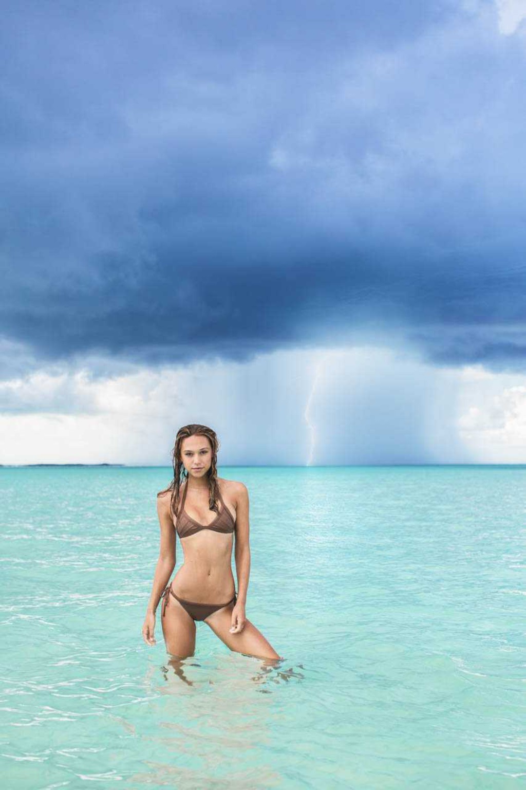 Alexis Ren 01