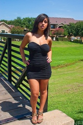 Sexy teen posing in outdoor pics