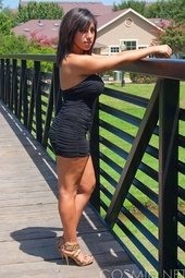 Sexy teen posing in outdoor pics