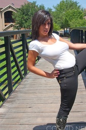 Sexy teen posing in outdoor pics