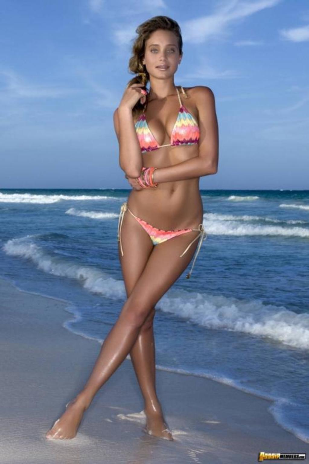 Beautiful Bikini Babe Hannah Davis 01