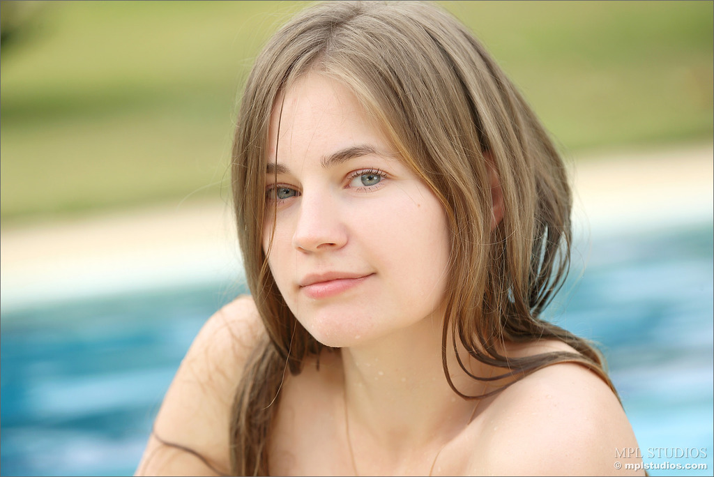 Paloma Posing Poolside 00