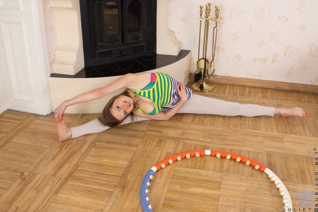 Juliet Hula Hoop Break 02