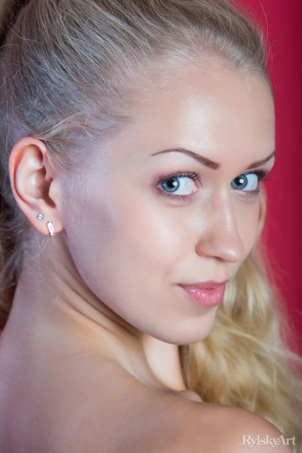 Sweet Teen Henrietta 01