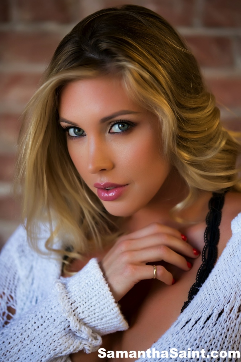 Alluring Blonde Samantha Saint 00
