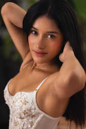 Carolina Guerrero In Sultry Sedutcion