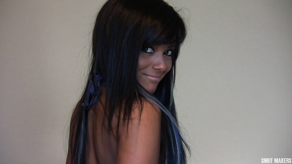 Ivy Wriggles Her Ass 06