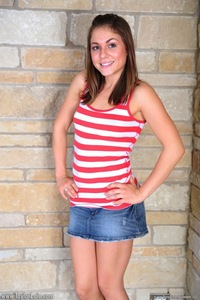 Sexy cute teen Taylor Lain