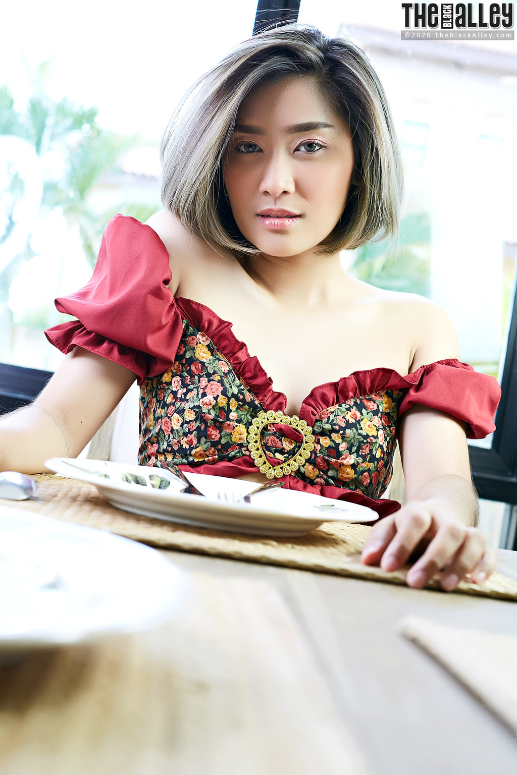 Sweet Asian Girl Apple 01