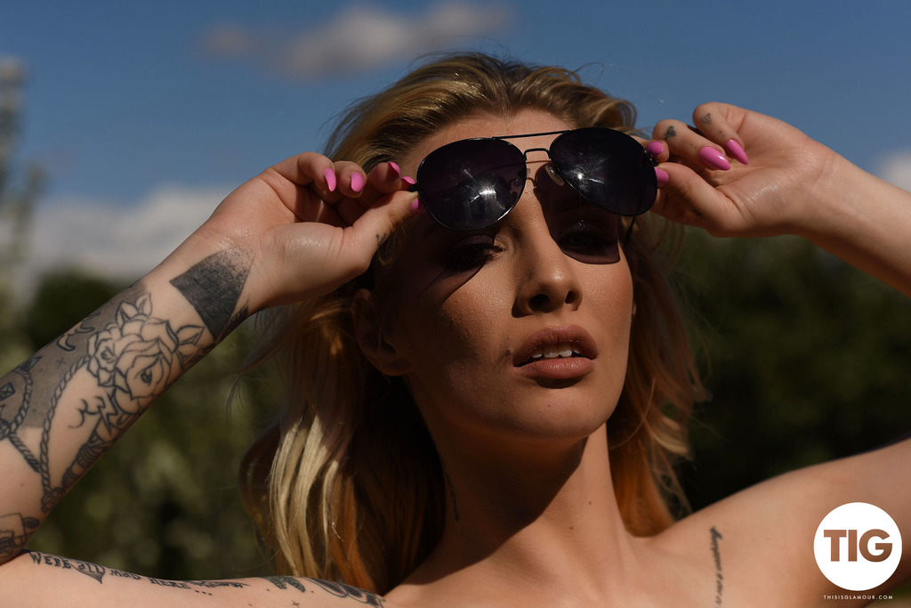 Saskia Valentine In Wild Striptease 17