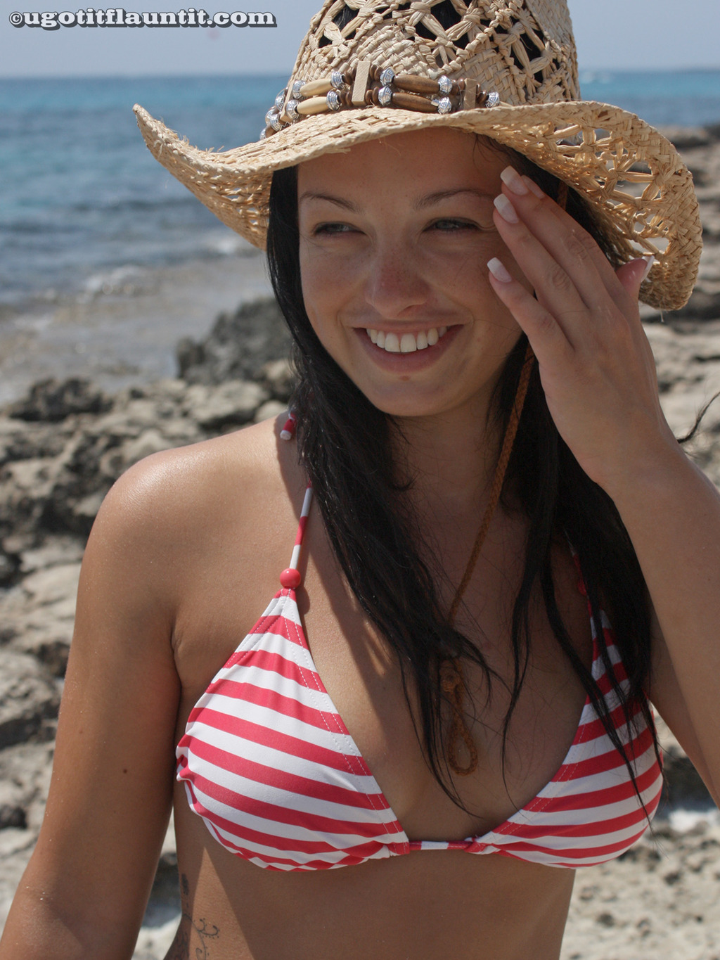 Teen hottie posing at the beach 02