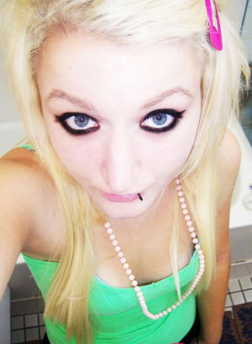 Hot Amateur Chicks Posing 00